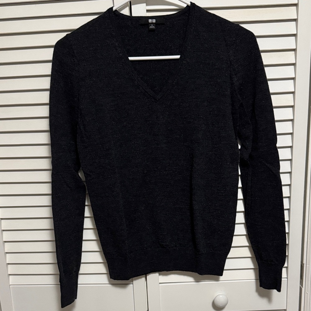 Uniqlo Merono Wool V-Neck Sweater Dark Gray